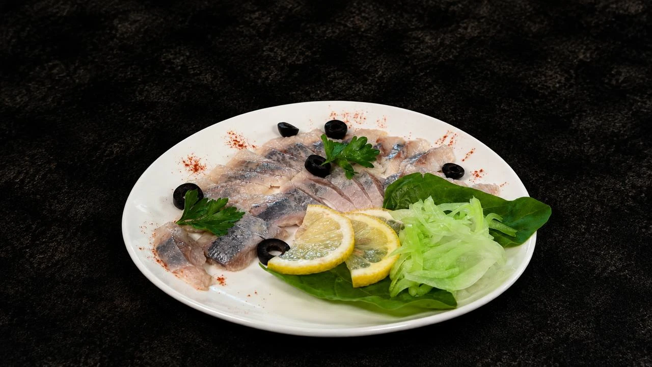 Оселедець з лимоном та оливками